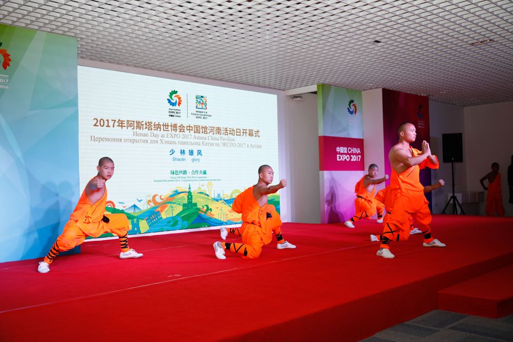Монахи из центра боевых искусств при Шаолиньском монастыре дали яркое представление в Астане