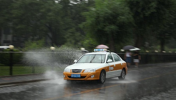 Из-за ливневых дождей в Пекине были отменены 360 рейсов