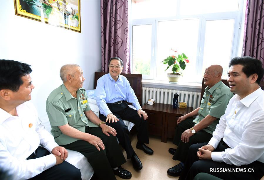 Юй Чжэншэн встретился с представителями кадровых работников и жителей аймака Хинган АР Внутренняя Монголия