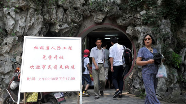 Китайцы спасаются от экстремальных температур в бомбоубежищах